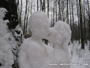 Creative Snow People in Love Amazing Photo